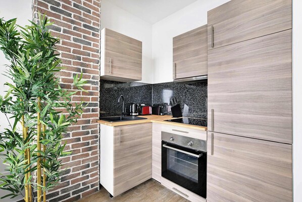 Fridge, microwave, oven, stovetop