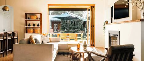 智能电视、壁炉、书、办公室