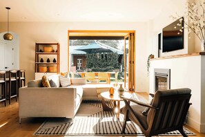 Smart TV, fireplace, books, offices