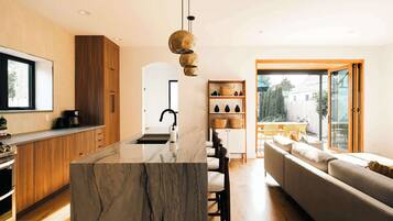 Køleskab, mikrobølgeovn, ovn, kogeplade