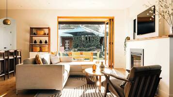 Smart-TV, Kamin, Arbeitsbereiche