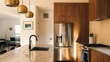 Geladeira, micro-ondas, fogão, cooktop