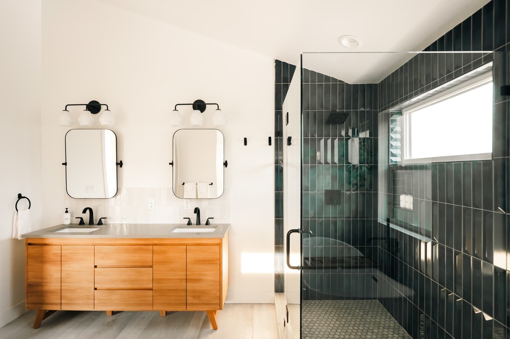 Een douche, een haardroger, handdoeken, shampoo