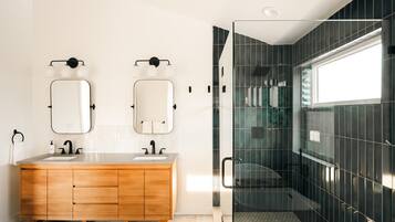 Een douche, een haardroger, handdoeken, shampoo