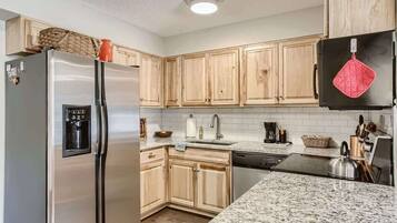 Coffee/tea maker, fridge, microwave, oven