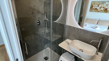Asciugacapelli, asciugamani, sapone, carta igienica
