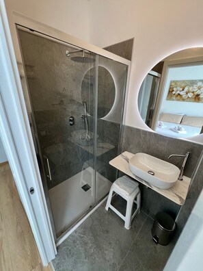 Sèche-cheveux, serviettes fournies, savon, papier toilette