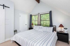 3 bedrooms, iron/ironing board, travel cot, WiFi - Wintergreen Ski Resort: Waterfall Hikes, Bike, Fish, Spa, Pool, Wineries and Bre (Wintergreen Resort)