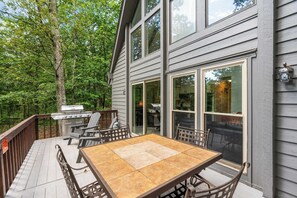 Outdoor dining - Almost Heaven (Wintergreen Resort)