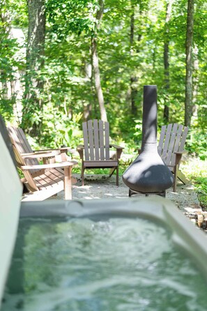 Outdoor spa tub - Wintergreen Ski Resort: Waterfall Hikes, Bike, Fish, Spa, Pool, Wineries and Bre (Wintergreen Resort)