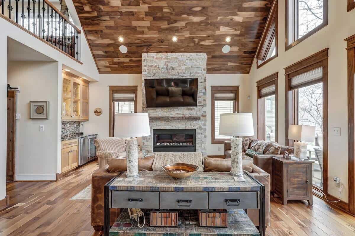 Een televisie, een open haard, boeken en een stereo