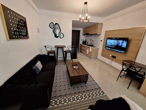 Smart TV, table tennis - Luxury Studio Apartment with Proximity to two rivers & village market Malls (Nairobi)