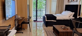 Luxury Studio Apartment with Proximity to two rivers & village market Malls