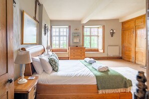 4 bedrooms, iron/ironing board, Internet, bed sheets