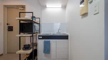 Stovetop, electric kettle, cookware/dishes/utensils