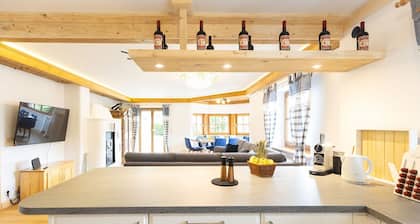 Chalet 'Au' with Mountain View, Private Terrace and Wi-Fi