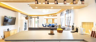 Chalet 'Au' with Mountain View, Private Terrace and Wi-Fi