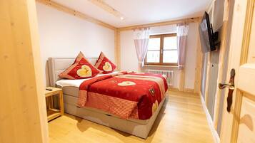 4 bedrooms, desk, WiFi, bed sheets
