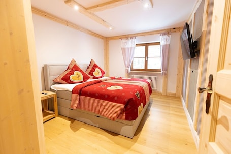 4 camere, Wi-Fi, lenzuola. Chalet 'Au' con vista sulle montagne, terrazza privata e Wi-Fi