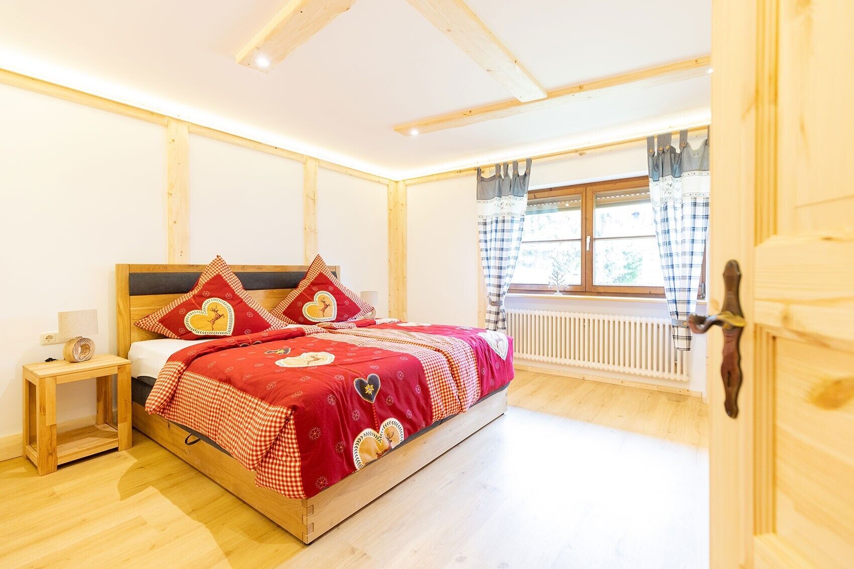 4 bedrooms, desk, WiFi, bed sheets