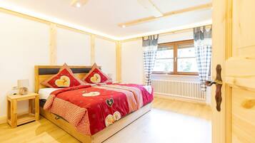 4 bedrooms, desk, WiFi, bed sheets