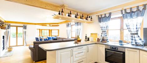 Køleskab, mikrobølgeovn, ovn, kogeplade