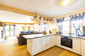 ثلاجة، ميكروويف، فرن، موقد طهي مسطح