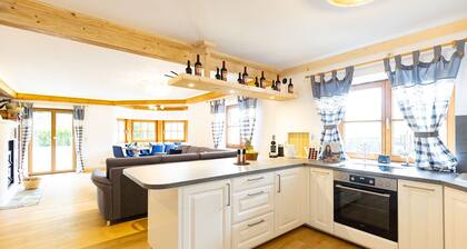 Chalet 'Au' with Mountain View, Private Terrace and Wi-Fi