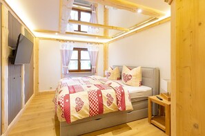 4 bedrooms, desk, WiFi, bed sheets