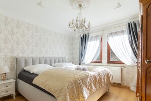 2 bedrooms, iron/ironing board, WiFi, bed sheets - Apartment 'Romance in the Castle' with Mountain View (Seeburg-Bad Urach)