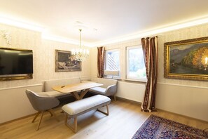 Dining - Apartment 'Romance in the Castle' with Mountain View (Seeburg-Bad Urach)