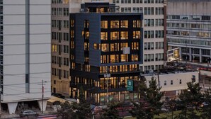 Een modern gebouw met een bordje voor Drexel University College of Medicine.