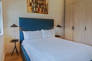 1 habitación, tabla de planchar con plancha, cuna de viaje y wifi