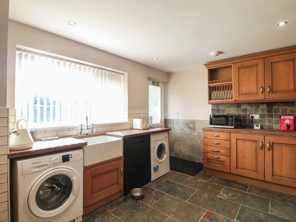 Cottage | Private kitchen | Dishwasher, cookware/dishes/utensils - Wigley Farm House Cottage (Chesterfield)