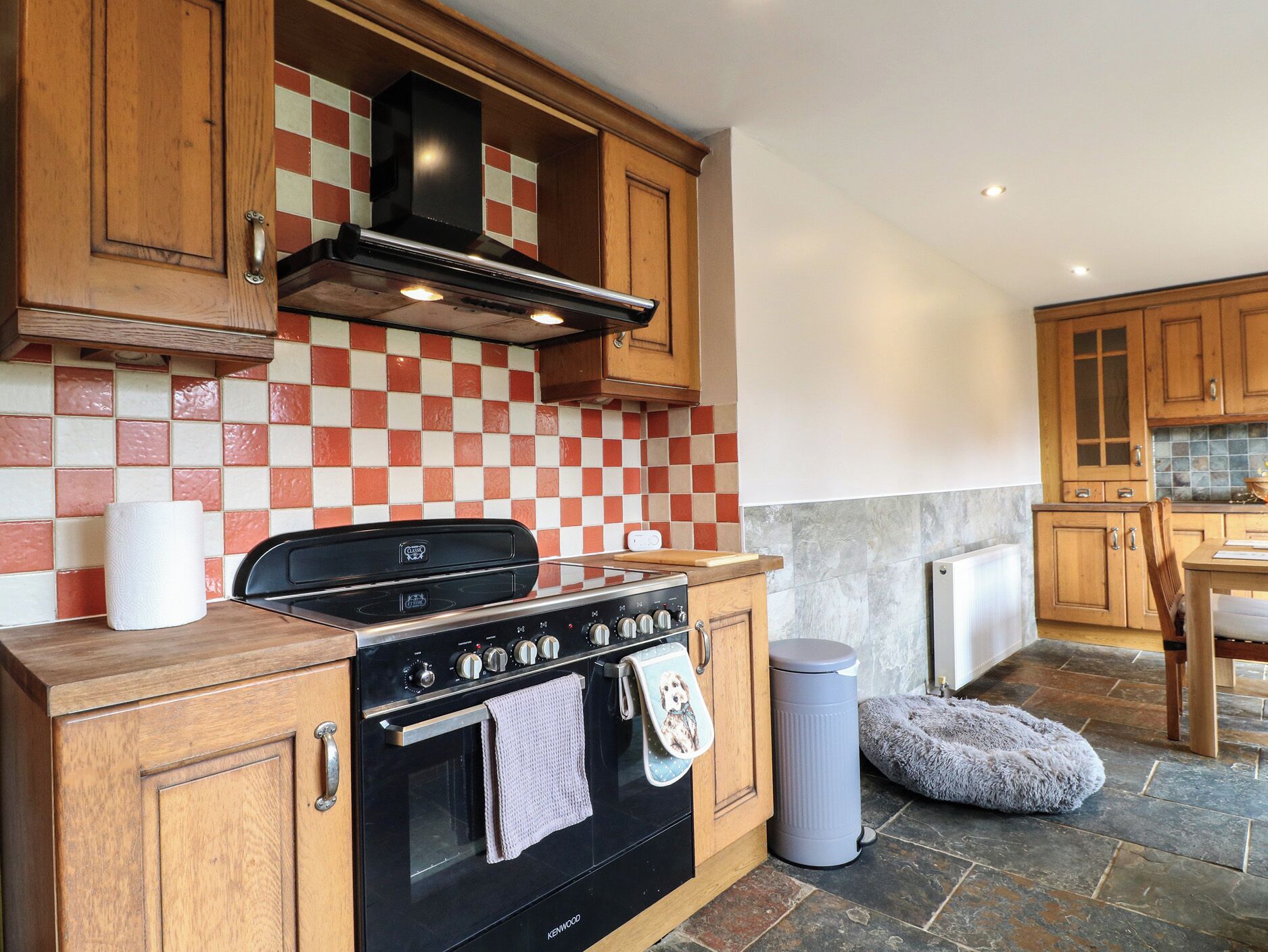 Cottage | Private kitchen | Dishwasher, cookware/dishes/utensils