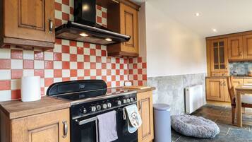 Cottage | Private kitchen | Dishwasher, cookware/dishes/utensils