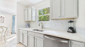 Mikroaaltouuni, liesi, astianpesukone, kahvin-/teenkeitin