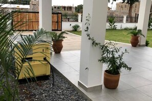 Property grounds - Comfortable house with private pool & lush garden (Greater Accra Region)