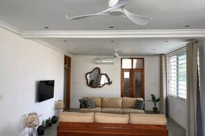 Living area - Comfortable house with private pool & lush garden (Greater Accra Region)