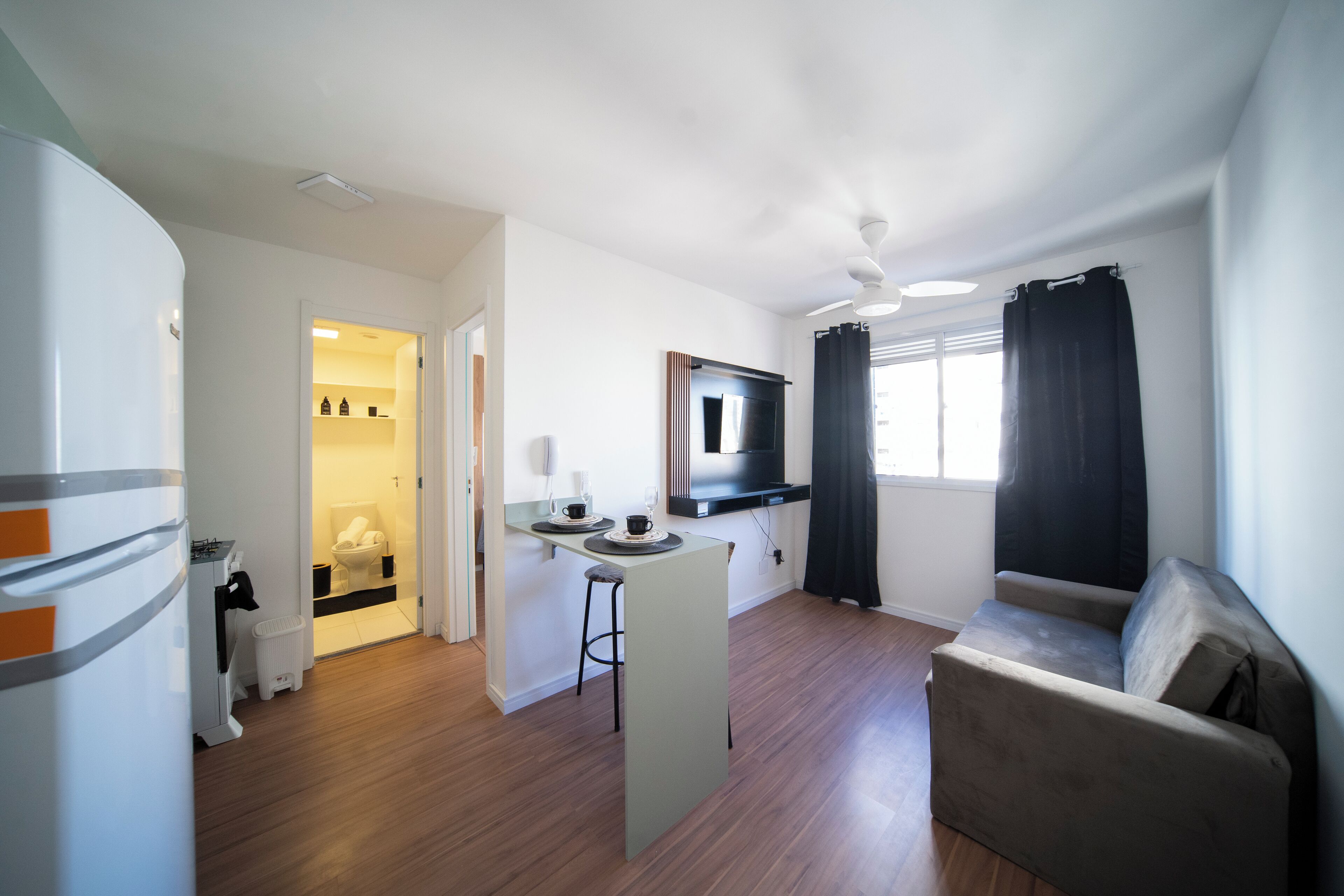 42-吋智慧型電視、數位頻道、Netflix、串流服務