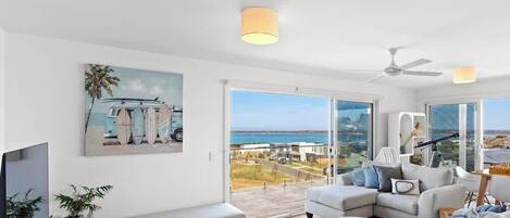 テレビ、暖炉、テレビゲーム、書庫