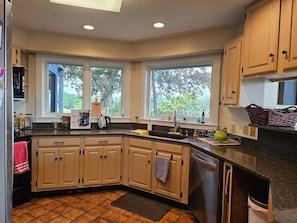Fridge, microwave, oven, stovetop -  180-degree panoramic views of Vermont's mountains from the living room and Deck (Hartford)