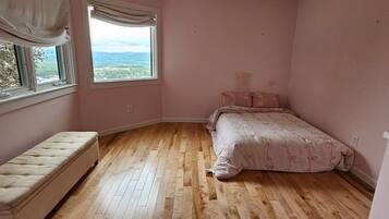 4 slaapkamers, een bureau, een strijkplank/strijkijzer, reisbedje