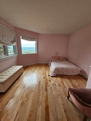 4 habitaciones, tabla de planchar con plancha, wifi y ropa de cama