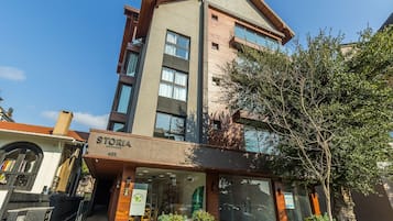 Un edificio moderno con escaparate que dice "STORIA GRANADO 463".
