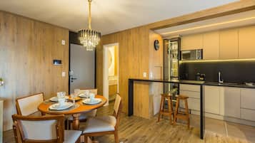 Una cocina moderna con armarios de madera y una isla central.