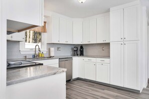 Fridge, microwave, stovetop, dishwasher