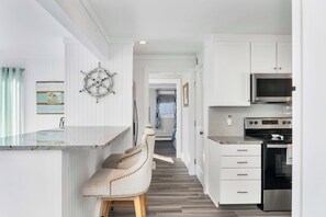 Kühlschrank, Mikrowelle, Herdplatte, Geschirrspüler