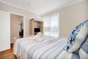 5 bedrooms, desk, iron/ironing board, travel cot