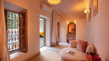 Deluxe Townhome, 3 Bedrooms, City View | Premium bedding, blackout drapes, iron/ironing board, travel crib